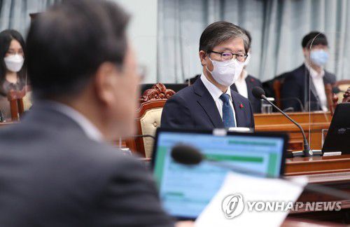 문 대통령 발언 듣는 국토부 장관(서울=연합뉴스) 이진욱 기자 = 변창흠 국토교통부 장관이 29일 오전 청와대에서 열린 국무회의에서 문재인 대통령 발언을 듣고 있다. 2020.12.29 cityboy@yna.co.kr