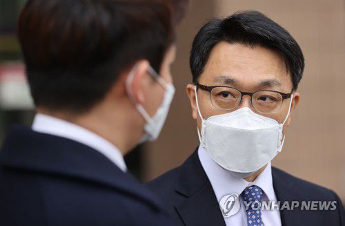 공수처, '김학의 사건' 검찰에 재이첩(과천=연합뉴스) 김인철 기자 = 김진욱 고위공직자범죄수사처장이 12일 오전 정부과천청사에서 '김학의 법무부 전 차관 불법 출국금지 사건' 검찰 재이첩 관련 브리핑을 하고 있다. 2021.3.12 yatoya@yna.co.kr