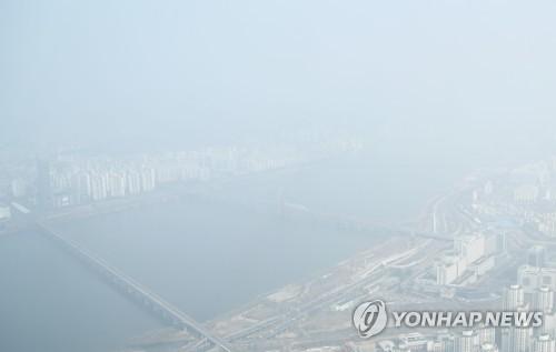 미세먼지로 뿌연 하늘(서울=연합뉴스) 이재희 기자 = 수도권 지역 미세먼지 농도가 '나쁨' 수준을 보인 14일 오전 서울의 한 고층빌딩에서 바라본 도심이 뿌옇다. 2021.3.14 scape@yna.co.kr