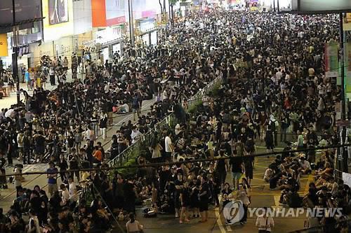 2014년 9월 30일 홍콩 행정장관 직선제를 요구하며 대규모 시위에 나선 홍콩 시민들. [연합뉴스 자료사진]