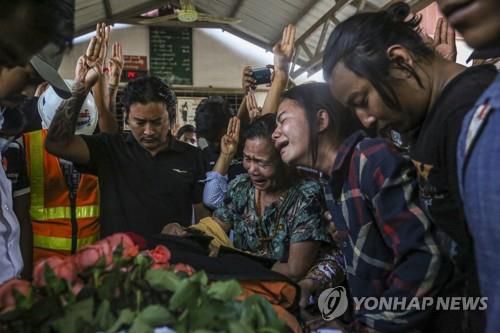 만달레이 사망자의 장례에서 세 손가락 경례하는 유족들[EPA=연합뉴스]