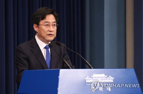 문 대통령 백신 접종 관련 브리핑하는 강민석 대변인(서울=연합뉴스) 이진욱 기자 = 강민석 청와대 대변인이 15일 오후 청와대 춘추관 대브리핑룸에서 문재인 대통령의 신종 코로나바이러스 감염증(코로나19) 백신 접종 관련 브리핑을 하고 있다. 2021.3.15 cityboy@yna.co.kr