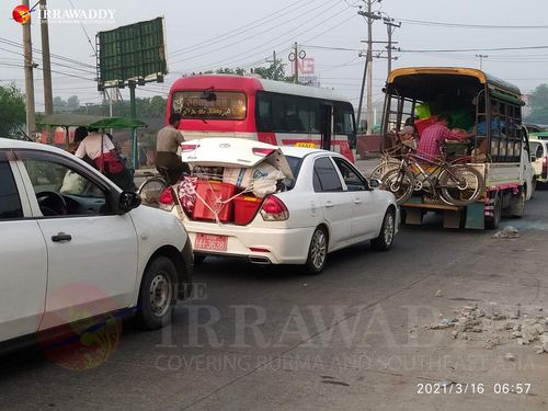 산업단지인 흘라잉타야를 떠나는 이주노동자들. 2021.3.16[이라와디 캡처. 재판매 및 DB 금지]