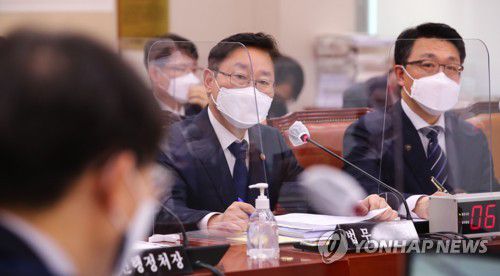 박범계 법무부 장관(서울=연합뉴스) 안정원 기자 = 박범계 법무부 장관이 16일 국회에서 열린 법제사법위원회 전체회의에서 의원들의 질의에 답변하고 있다. jeong@yna.co.kr