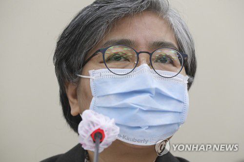 답변하는 정은경 질병관리청장(서울=연합뉴스) 진성철 기자 = 정은경 질병관리청장이 17일 국회에서 열린 보건복지위원회 전체회의에서 답변하고 있다. zjin@yna.co.kr