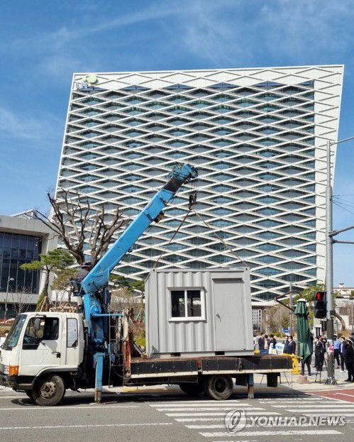 LH 본사 입구 컨테이너(진주=연합뉴스) 지성호 기자 = 전국대학생합동조사단이 17일 오후 경남 진주시 충무공동 한국토지주택공사(LH) 본사 입구에 'LH 내부고발·자진신고 센터'로 사용할 컨테이너를 옮기고 있다. 2021.3.17 image@yna.co.kr