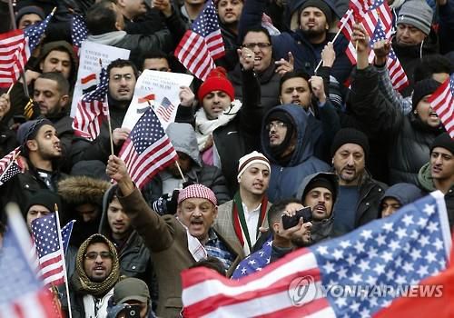 2017년 도널드 트럼프 미국대통령의 '반이민' 행정명령에 반발해 뉴욕 브루클린에서 진행된 시위.[AP=연합뉴스 자료사진]