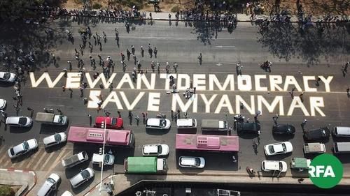 도로 위에 "우리는 민주주의를 원한다. 미얀마를 구해달라"[RFA 트위터 캡처·재판매 및 DB 금지]