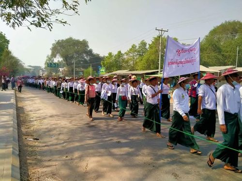 수치 고문의 선친이자 독립 영웅인 아웅산 장군이 태어난 낫마욱에서 벌어진 시위[트위터 캡처. 재판매 및 DB 금지]