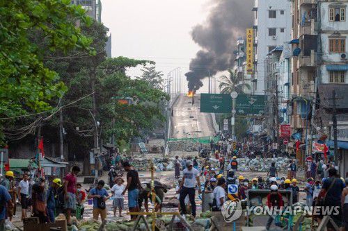 전쟁터 방불케 하는 미얀마 쿠데타 규탄 시위 현장[양곤 로이터=연합뉴스 자료 사진]