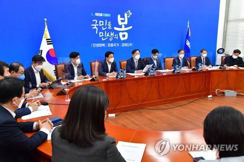 발언하는 민주당 김태년 대표 권한대행(서울=연합뉴스) 안정원 기자 = 더불어민주당 김태년 대표 직무대행이 18일 오전 국회에서 열린 정책조정회의에서 발언하고 있다. 2021.3.18 jeong@yna.co.kr