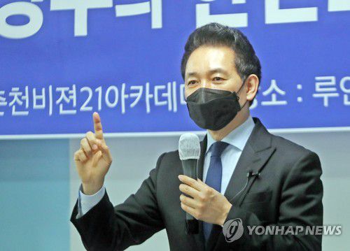 장성민 이사장 "쿼드 플러스 참여해야"(춘천=연합뉴스) 이상학 기자 = 차기 대선 출마가 거론되는 장성민 사단법인 세계와 동북아 평화포럼 이사장이 18일 강원 춘천에서 '바이든 신행정부의 한반도 정책과 한미동맹'을 주제로 초청 강연을 하고 있다. 2021.3.18 hak@yna.co.kr