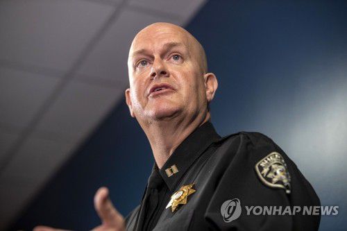 '연쇄 총격범 두둔성 발언'…논란 빚은 미 애틀랜타 경찰 대변인(애틀랜타 AP=연합뉴스) 미국 조지아주 애틀랜타 연쇄 총격사건을 수사하는 체로키 카운티 보안관실의 제이 베이커 대변인이 17일(현지시간) 애틀랜타 경찰국 본부에서 언론 브리핑을 하고 있다. 베이커 대변인은 이날 브리핑에서 용의자 로버트 에런 롱에 대해 "그에게는 정말 나쁜 날(a really bad day)이었다"고 말해 범인에게 온정적이거나 범행을 두둔하는 게 아니냐는 논란이 잇따르고 있다. [애틀랜타 저널 컨스티튜션 제공] leekm@yna.co.kr