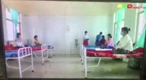 군 병원에서 신발도 없이 하얀 벽 앞에 차려자세로 앉아있는 임산부들. 2021.3.14.[미얀마 먀와디 방송 화면 캡처]