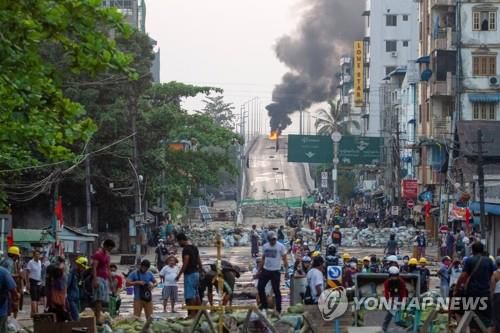 전쟁터를 방불케 하는 미얀마 양곤의 16일 쿠데타 규탄 시위 현장. [로이터=연합뉴스]