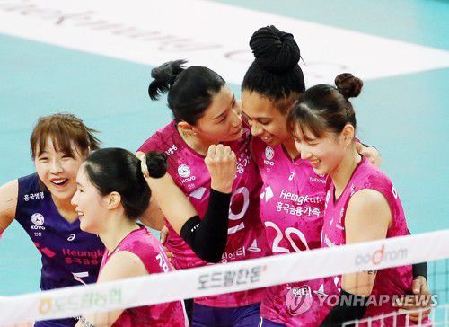 김연경 '브루나 잘하고 있어'(인천=연합뉴스) 김상연 기자 = 20일 인천 계양체육관에서 열린 여자프로배구 플레이오프 1차전 인천 흥국생명 핑크스파이더스와 화성 IBK 기업은행 알토스의 경기. 1세트 흥국생명 선수들이 득점에 성공한 뒤 기뻐하고 있다. 2021.3.20 goodluck@yna.co.kr