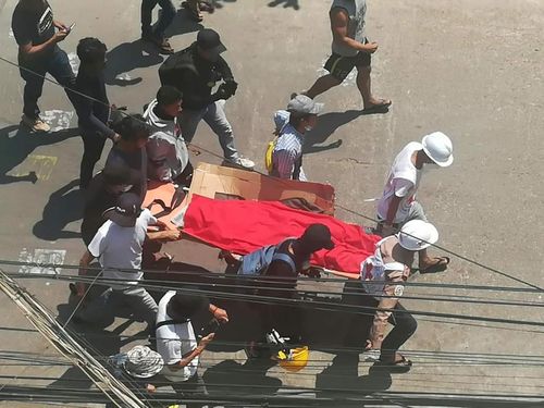 양곤에서 군경 총격으로 숨진 시위대 시신을 옮기는 모습. 2021.3.20[이라와디 캡처. 재판매 및 DB 금지]