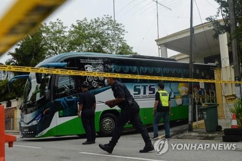 21일 오전 주말레이 북한대사관 앞마당으로 들어가는 버스[AFP=연합뉴스]
