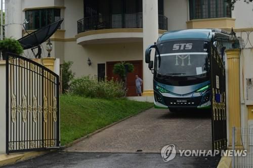 대사관 밖 내다보는 김유성 북한 대사 대리[AFP=연합뉴스]
