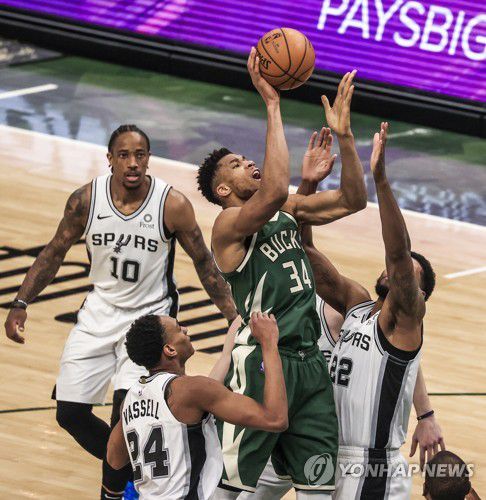 밀워키 야니스 아데토쿤보의 슛[EPA=연합뉴스]