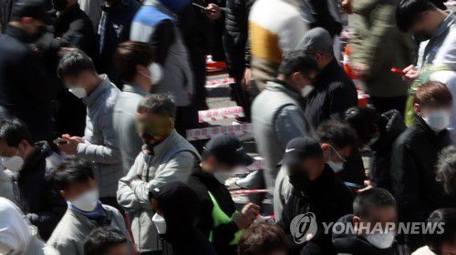 가까운 거리(거제=연합뉴스) 김동민 기자 = 22일 경남 거제시 거제 한 병원 코로나 검사장에 많은 시민이 거리두기를 무시한 채 줄 서 있다. 2021.3.22 image@yna.co.kr