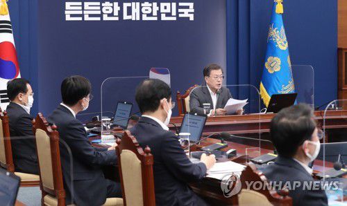 발언하는 문재인 대통령(서울=연합뉴스) 이진욱 기자 = 문재인 대통령이 22일 오후 청와대에서 열린 수석·보좌관회의에서 발언하고 있다. cityboy@yna.co.kr