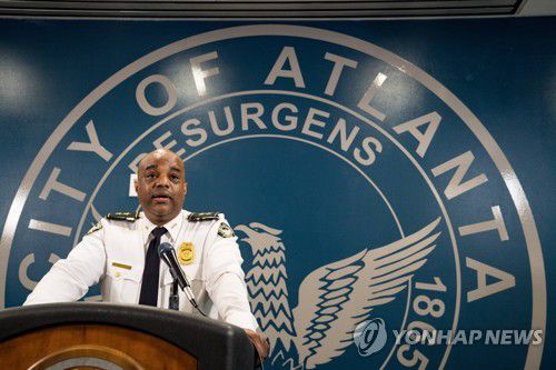 미국 애틀랜타경찰 찰스 햄프턴 부서장이 16일(현지시간) 발생한 총격사건에 관해 18일 기자회견을 하고 있다. [게티이미지/AFP=연합뉴스 자료사진]
