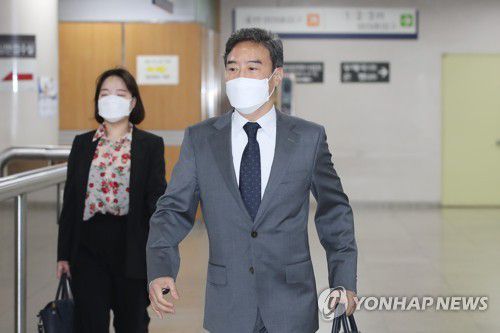 '사법행정권 남용 혐의' 이규진 속행공판 출석(서울=연합뉴스) 임화영 기자 = '사법행정권 남용 혐의'를 받는 이규진 전 대법원 양형위원회 상임위원이 11일 오전 서울 서초구 중앙지법에서 열린 속행 공판에 출석하고 있다. 2020.5.11 hwayoung7@yna.co.kr