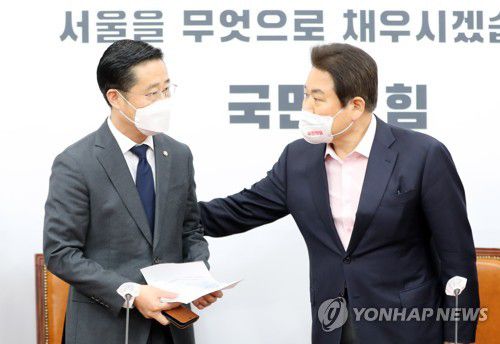 인사하는 국민의힘 정양석-국민의당 이태규 사무총장(서울=연합뉴스) 안정원 기자 = 국민의힘 정양석 사무총장(오른쪽)과 국민의당 이태규 사무총장이 23일 서울 여의도 국회에서 서울시장 단일화 후보로 국민의힘 오세훈 후보가 선출됐다고 발표한 뒤 인사하고 있다. 2021.3.23 jeong@yna.co.kr