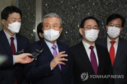 취재진 질문에 답하는 김종인(서울=연합뉴스) 하사헌 기자 = 국민의힘 오세훈·국민의당 안철수 서울시장 후보 간 단일화를 위한 여론조사 결과가 발표된 23일 오전 국회에서 김종인 국민의힘 비상대책위원장이 취재진들의 질문에 답하고 있다. 2021.3.23 toadboy@yna.co.kr