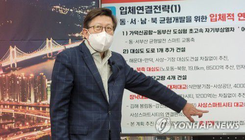 정책 발표하는 박형준(부산=연합뉴스) 조정호 기자 = 박형준 국민의힘 부산시장 후보가 23일 오전 부산시의회 브리핑룸에서 부산의 균형 발전 전략을 제시하고 있다. 2021.3.23 ccho@yna.co.kr