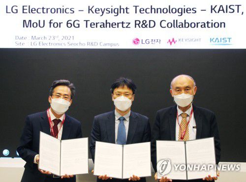 LG전자, 키사이트·KAIST 손잡고 6G 기술 선도(서울=연합뉴스) 23일 서울시 양재동 LG전자 서초R&D캠퍼스에서 열린 '6G 핵심기술 개발 및 테스트 협력을 위한 업무협약식'에서 신금철 키사이트코리아 전무(왼쪽부터), 김병훈 LG전자 미래기술센터장, 조동호 LG-KAIST 6G 연구센터장이 기념촬영을 하고 있다. 2021.3.23 
    [LG전자 제공. 재판매 및 DB 금지] photo@yna.co.kr