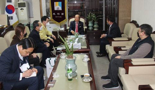 '문묘 동삼문 파손사고' 종로구청, 성균관에 뒤늦은 사과(서울=연합뉴스) 강필영 부구청장(왼쪽에서 네번째) 등 종로구청 관계자 4명은 22일 서울 종로구 명륜3가 유림회관을 찾아 손진우 성균관장(가운데)을 예방했다. 강 부구청장은 이 자리에서 지난 8일 '보물 141호'인 성균관 문묘 동삼문 지붕 파손 사고를 낸 뒤로 유림 측에 미처 사과하지 못한 부분에 대해 유감의 뜻을 전달했다. 2021.3.24 [성균관 제공] (끝)