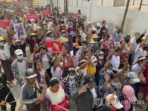 유혈사태에도 연일 계속되는 쿠데타 규탄 미얀마 시위[AP=연합뉴스 자료사진]