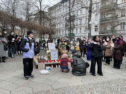 (베를린=연합뉴스) 이 율 특파원 = 독일 베를린 평화의 소녀상 앞에서 23일(현지시간) 아시아계 2세들이 애틀랜타 총격사건 애도 및 항의 집회를 열었다.