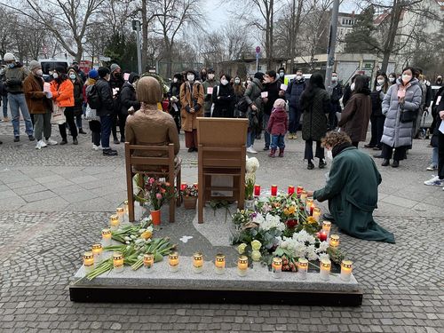 (베를린=연합뉴스) 이 율 특파원 = 독일 베를린 평화의 소녀상 앞에서 23일(현지시간) 아시아계 2세들이 애틀랜타 총격사건 애도 및 항의 집회를 열었다.