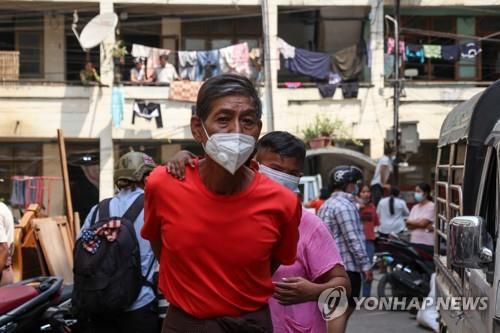 업무복귀 명령 불복종하고 관사 떠나는 철도 노동자들[EPA=연합뉴스]