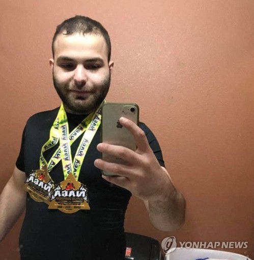 미 콜로라도 식료품점 총기난사 용의자의 페이스북 사진(볼더 AFP/페이스북=연합뉴스) 22일(현지시간) 미국 콜로라도주 볼더의 식료품점 '킹 수퍼스'에서 발생한 총기난사 사건의 용의자 아흐마드 알리사(21)가 페이스북에 올린 자신의 사진. 이날 총격으로 경찰관 1명을 포함해 모두 10명이 숨졌다. [판매 및 DB 금지] leekm@yna.co.kr