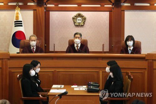 임성근 탄핵심판 변론 준비기일(서울=연합뉴스) 24일 오후 서울 종로구 헌법재판소에서 열린 임성근 전 부산고법 부장판사의 탄핵 심판 변론 준비기일에서 주심을 맡은 이석태 헌법재판관(왼쪽부터)과 이영진 수명재판관, 이미선 수명재판관이 서울 종로구 헌법재판소 소심판정에서 재판 시작을 기다리고 있다.2021.3.24 [사진공동취재단] photo@yna.co.kr