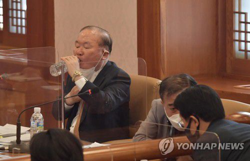 물 마시는 이동흡 전 헌법재판관(서울=연합뉴스) 24일 오후 서울 종로구 헌법재판소에서 열린 임성근 전 부산고법 부장판사의 탄핵 심판 변론 준비기일에서 이동흡 전 헌법재판관이 임 전 부장판사의 대리인으로 참석해 물을 마시고 있다. 2021.3.24 [사진공동취재단] photo@yna.co.kr