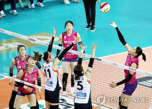 김연경 '반드시 득점한다'(인천=연합뉴스) 윤태현 기자 = 24일 인천 계양체육관에서 열린 여자프로배구 플레이오프 3차전 인천 흥국생명 핑크스파이더스와 화성 IBK기업은행 알토스의 경기. 1세트 흥국생명 김연경이 스파이크하고 있다. 2021.3.24 tomatoyoon@yna.co.kr