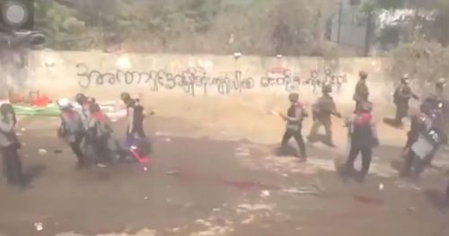 중부 몽유와에서 시신을 어디론가 끌고 가는 미얀마 군경[SNS 영상 캡처. 재판매 및 DB 금지]