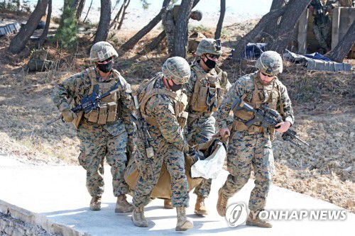 부상자 이송하는 미 해병대원(포항=연합뉴스) 손대성 기자 = 25일 경북 포항시 북구 송라면 해안에서 전개된 한·미해병대 합동훈련에서 미군 해병대원들이 부상자 이송 훈련을 하고 있다. 2021.3.25 sds123@yna.co.kr
