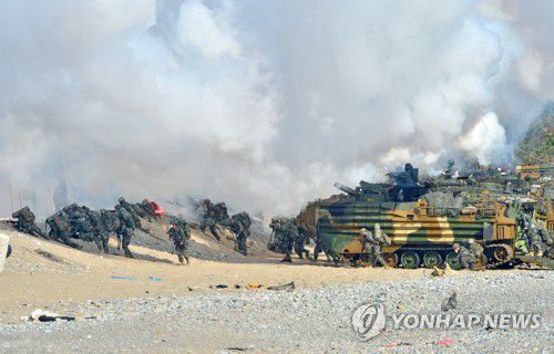 해병대 상륙훈련(포항=연합뉴스) 손대성 기자 = 25일 경북 포항시 북구 송라면 해안에서 전개된 한·미해병대 합동훈련에서 해병대원들이 장갑차에서 내려 침투하고 있다. 2021.3.25 sds123@yna.co.kr
