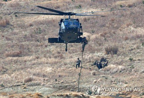 헬기에서 내리는 미군(포항=연합뉴스) 손대성 기자 = 25일 경북 포항시 북구 송라면 해안에서 전개된 전술훈련에서 미군이 헬기에서 내려 침투하는 훈련을 하고 있다. 2021.3.25 sds123@yna.co.kr