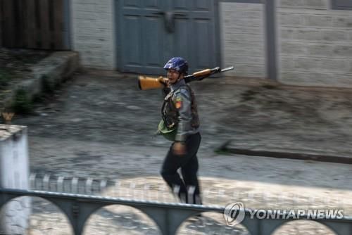 샨주 주도 타웅지에서 총을 든 경찰 모습. 2021.3.25[SNS 캡처/AFP=연합뉴스]