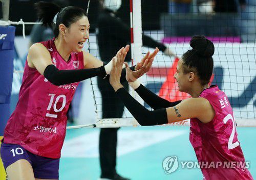 '챔프전 진출이다'(인천=연합뉴스) 윤태현 기자 = 24일 인천 계양체육관에서 열린 여자프로배구 플레이오프 3차전 인천 흥국생명 핑크스파이더스와 화성 IBK기업은행 알토스의 경기. 흥국생명이 세트스코어 3-0으로 승리해 챔피언결정전 진출을 확정 짓자 김연경(왼쪽)이 동료 브루나와 기쁨을 나누고 있다. 2021.3.24 tomatoyoon@yna.co.kr