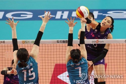 공격 시도하는 김연경(서울=연합뉴스) 김인철 기자 = 26일 서울 장충체육관에서 열린 2020-2021 여자 프로배구 V리그 챔피언 결정전 1차전 GS칼텍스와 흥국생명의 경기. 흥국생명 김연경이 공격을 시도하고 있다. 2021.3.26 yatoya@yna.co.kr