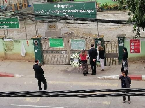 26일 오전 양곤 시내 한 고교 앞에서 조화를 놓고 군경에 의한 희생자들을 추모하는 이들 양곤 주재 토머스 바이다 미대사 부부 및 일행.
[트위터 캡처. 재판매 및 DB 금지]