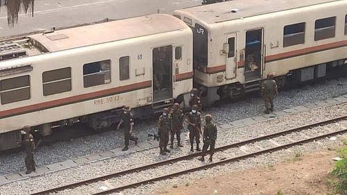 열차를 타고 온 군경이 총기 등을 들고 있는 모습. 2021.3.28[이라와디 캡처. 재판매 및 DB 금지]